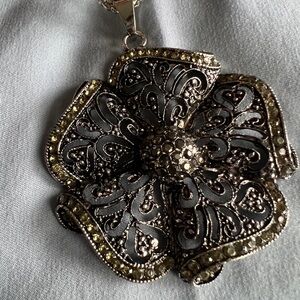 Elegant Silver and Gold Floral Pendant Necklace